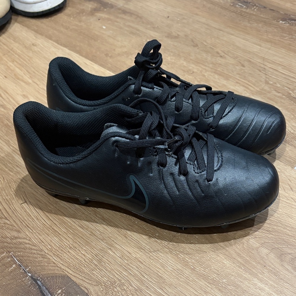 Youth  Black Nike Tempo Soccer Shoes